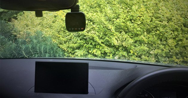 Dashcam device, mouted and in position on widshield.